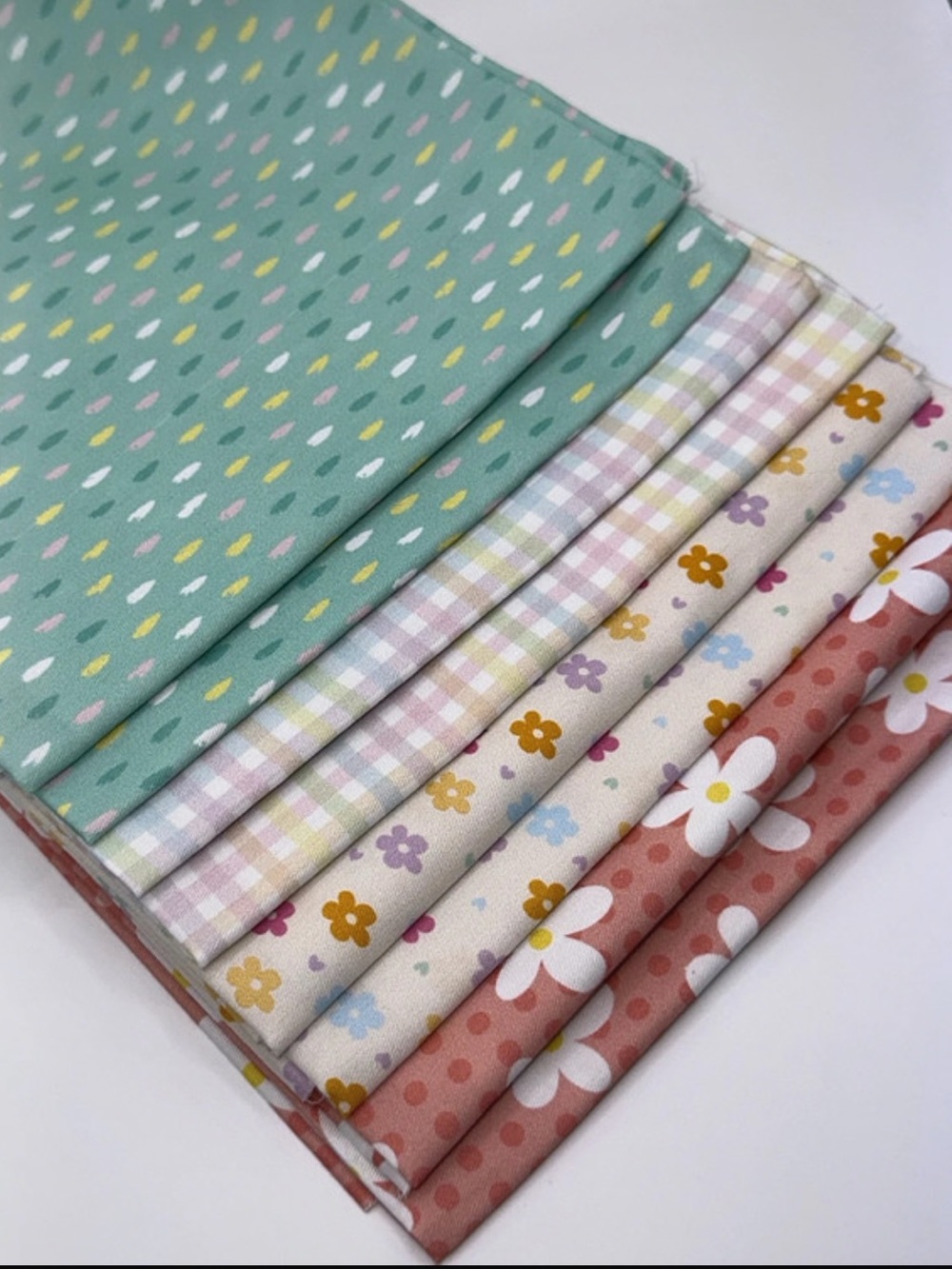 8 Pastel 100% Cotton Fat Quarter Bundle